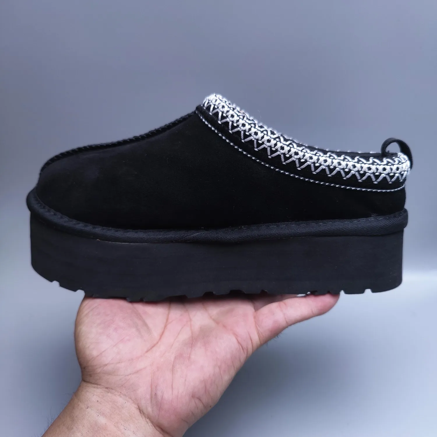 💰440 UGG sheepskin all-in-one snow boots 2553 co-branded national trend style thick-soled one-leg women’s snow boots🐾~ 🍭 A co-branded trendy item launched with well-known designer brands Feng Chen Wang and TELFAR. Zhou Dongyu & Wang Jiaer’s same style Fang Kete boots. The slip-on design makes it easy to put on and take off, and can be used indoors or outdoors. The exotic edging design is eye-catching, and it is definitely worth buying~ 🍭Material: cowhide➕sheep fur Outsole: rubber (light wing technology) 🍭Color: black, maroon, sand, dark green, light gray, chocolate, beige, walnut, brown, dark gray, red 🍭Number of codes: 35-42